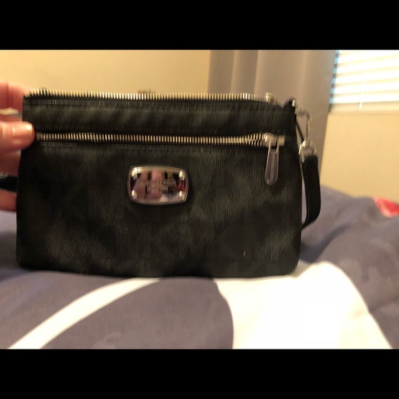 Michael Kors wristlet - Picture 2 of 3